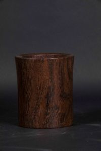 Portapennelli cilindrico in legno jichimu, Cina, Dinastia Qing, epoca Qianlong (1736-1796)  - Asta Fine Chinese Works of Art - Associazione Nazionale - Case d'Asta italiane