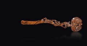 Ruyi in legno di bosso con decoro di funghi a rilievo, Cina, Dinastia Qing, epoca Kangxi (1662-1722)  - Asta Fine Chinese Works of Art - Associazione Nazionale - Case d'Asta italiane