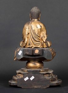 Figura di Buddha seduto su fiore di loto in legno dorato e laccato, Giappone, periodo Edo, XVII-XVIII secolo  - Asta Fine Chinese Works of Art - Associazione Nazionale - Case d'Asta italiane