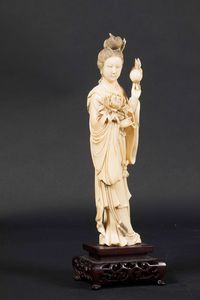 Figura di Guanyin con mele in avorio scolpito, Cina, inizi XX secolo  - Asta Fine Chinese Works of Art - Associazione Nazionale - Case d'Asta italiane