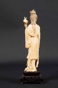 Figura di Guanyin con mele in avorio scolpito, Cina, inizi XX secolo  - Asta Fine Chinese Works of Art - Associazione Nazionale - Case d'Asta italiane