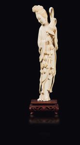 Figura di Guanyin con cesto scolpita in avorio, Cina, inizi XX secolo  - Asta Fine Chinese Works of Art - Associazione Nazionale - Case d'Asta italiane