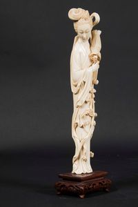 Figura di Guanyin con cesto scolpita in avorio, Cina, inizi XX secolo  - Asta Fine Chinese Works of Art - Associazione Nazionale - Case d'Asta italiane