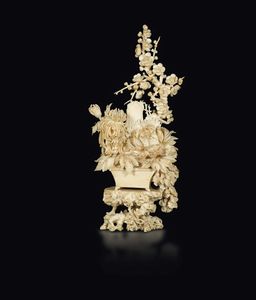 Gruppo scolpito in avorio raffigurante vaso con fiori, Cina, inizi XX secolo  - Asta Fine Chinese Works of Art - Associazione Nazionale - Case d'Asta italiane
