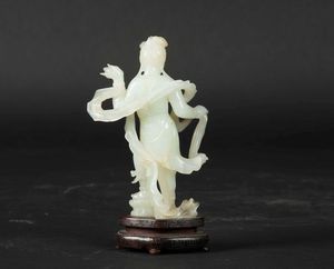 Figura di Guanyin con conchiglia scolpita in giada bianca, Cina, inizio XX secolo  - Asta Fine Chinese Works of Art - Associazione Nazionale - Case d'Asta italiane