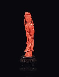 Piccola figura di Guanyin scolpita in corallo, Cina, inizio XX secolo  - Asta Fine Chinese Works of Art - Associazione Nazionale - Case d'Asta italiane