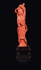 Figura di Guanyin con ventaglio scolpita in corallo, Cina, Dinastia Qing, fine XIX secolo  - Asta Fine Chinese Works of Art - Associazione Nazionale - Case d'Asta italiane