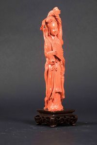 Figura di Guanyin con ventaglio scolpita in corallo, Cina, Dinastia Qing, fine XIX secolo  - Asta Fine Chinese Works of Art - Associazione Nazionale - Case d'Asta italiane