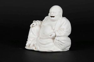Figura di Budai in porcellana Blanc de Chine Dehua, Cina, Dinastia Qing, XVIII secolo  - Asta Fine Chinese Works of Art - Associazione Nazionale - Case d'Asta italiane