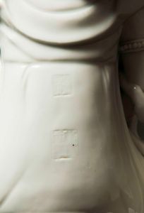 Figura di Manjusri sopra cane di Pho in porcellana Blanc de Chine Dehua, Cina, Dinastia Qing, fine XIX secolo  - Asta Fine Chinese Works of Art - Associazione Nazionale - Case d'Asta italiane