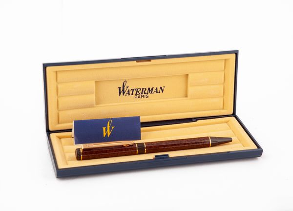 Waterman - Penna a sfera in resina ad imitazione del metallo smaltato con particolari dorati  - Asta Penne e Accessori da Scrivania - Associazione Nazionale - Case d'Asta italiane