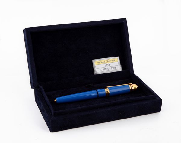 Cartier Pasha - Penna stilografica in lacca blu e particolari in metallo placcato oro a pi colori. Edizione limitata 1992 Serie 9508  - Asta Penne e Accessori da Scrivania - Associazione Nazionale - Case d'Asta italiane