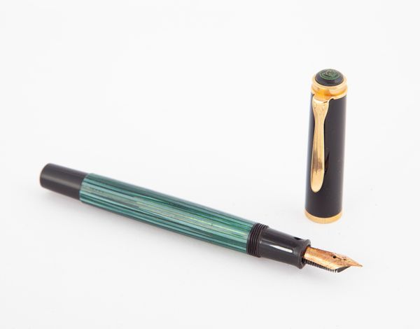 Pelikan - Penna stilografica in celluloide con particolari dorati  - Asta Penne e Accessori da Scrivania - Associazione Nazionale - Case d'Asta italiane