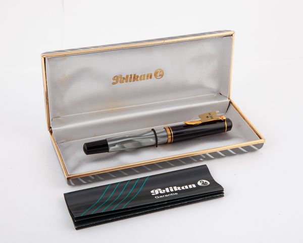 Pelikan M200 - Penna stilografica in vernice con particolari dorati  - Asta Penne e Accessori da Scrivania - Associazione Nazionale - Case d'Asta italiane