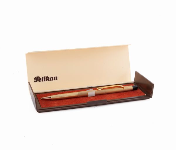 Pelikan - Penna a sfera in metallo dorato satinato  - Asta Penne e Accessori da Scrivania - Associazione Nazionale - Case d'Asta italiane
