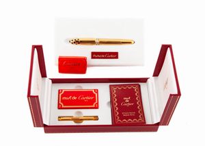 Cartier Panthre - Penna stilografica in metallo placcato in oro giallo e smalti. Con zaffiro cabochon sul cappuccio e sul corpo della penna (Anni '90)  - Asta Penne e Accessori da Scrivania - Associazione Nazionale - Case d'Asta italiane