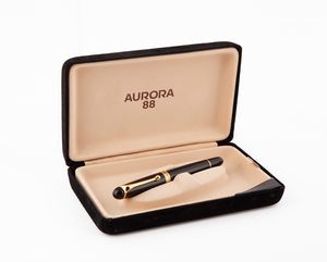 Aurora 88 - Penna stilografica in celluloide nera con particolari dorati  - Asta Penne e Accessori da Scrivania - Associazione Nazionale - Case d'Asta italiane