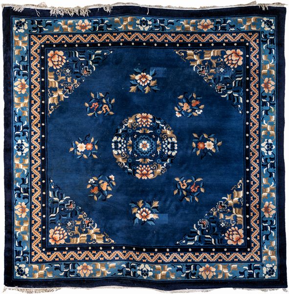 Tappeto cinese fondo blu  - Asta Asta a Tempo - Tappeti Antichi e Rari - Associazione Nazionale - Case d'Asta italiane