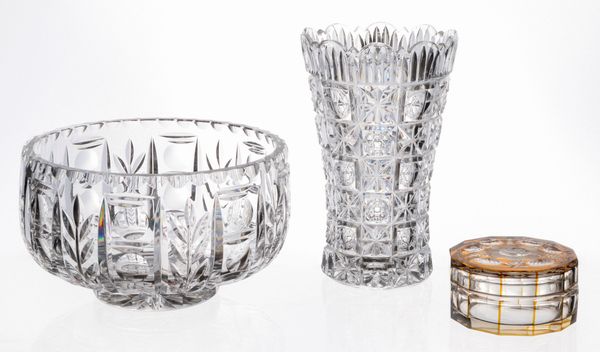 Portafrutta, vaso a tromba e scatola in cristallo intagliato  - Asta PARADE IV - L'Arte della Tavola - Associazione Nazionale - Case d'Asta italiane