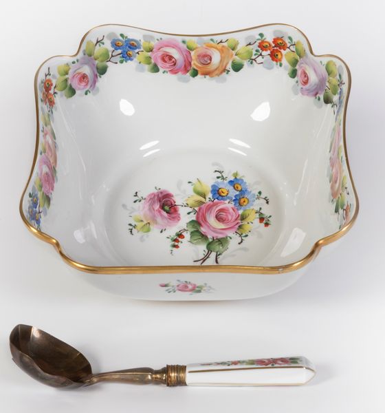 Insalatiera quadrata in porcellana con cucchiaio Limoges  - Asta PARADE IV - L'Arte della Tavola - Associazione Nazionale - Case d'Asta italiane
