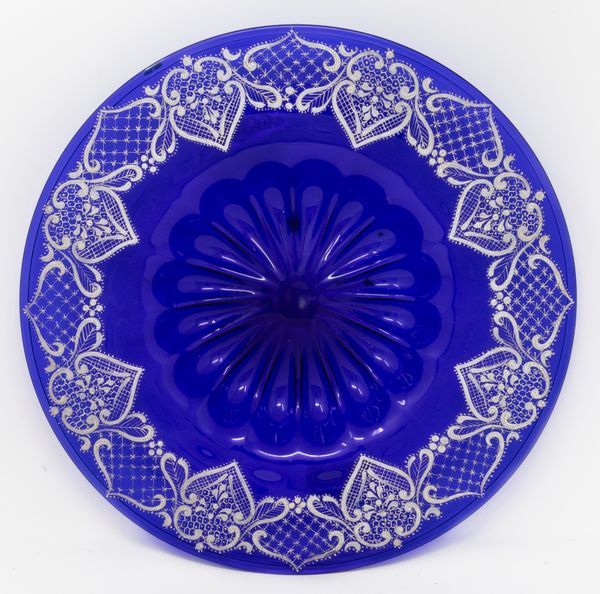 Piatto umbonato in vetro blu cobalto  - Asta PARADE IV - L'Arte della Tavola - Associazione Nazionale - Case d'Asta italiane