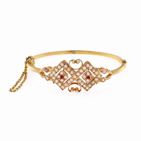 Antico bracciale a manetta in oro giallo 9kt perline e due granati  - Asta Gioielli Orologi Fashion Vintage I Web Only - Associazione Nazionale - Case d'Asta italiane