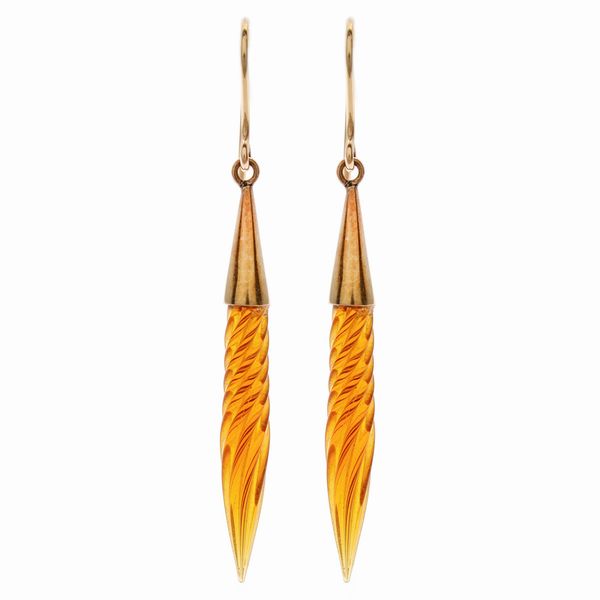Orecchini pendenti in oro giallo 18kt e quarzi citrini intagliati  - Asta Gioielli Orologi Fashion Vintage I Web Only - Associazione Nazionale - Case d'Asta italiane