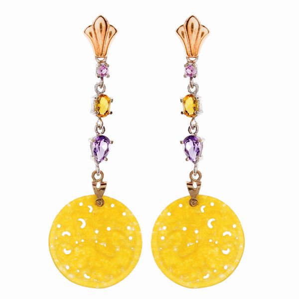 Orecchini pendenti in oro 9kt, argento e giada gialla incisa  - Asta Gioielli Orologi Fashion Vintage I Web Only - Associazione Nazionale - Case d'Asta italiane