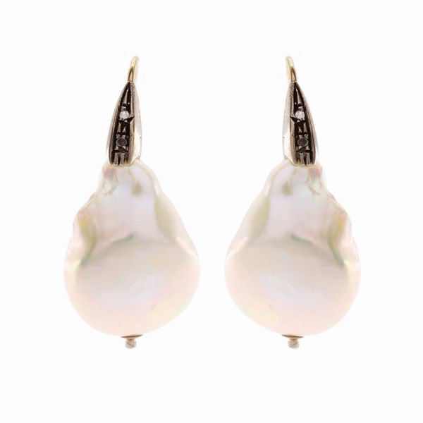 Orecchini pendenti in oro giallo 9kt, argento, madreperla e rose di diamante  - Asta Gioielli Orologi Fashion Vintage I Web Only - Associazione Nazionale - Case d'Asta italiane