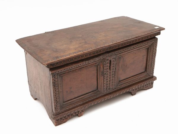 Piccola cassapanca in noce  - Asta L'arte di arredare - Associazione Nazionale - Case d'Asta italiane