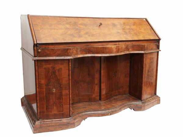 Scrittoio a ribalta impiallacciato in radica e piuma di noce  - Asta L'arte di arredare - Associazione Nazionale - Case d'Asta italiane