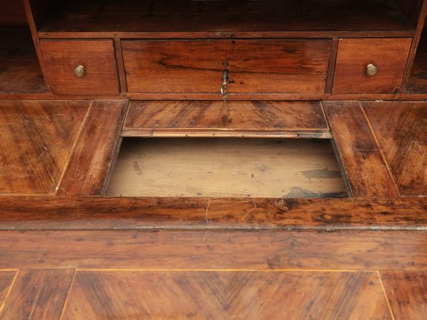 Scrittoio a ribalta impiallacciato in radica e piuma di noce  - Asta L'arte di arredare - Associazione Nazionale - Case d'Asta italiane