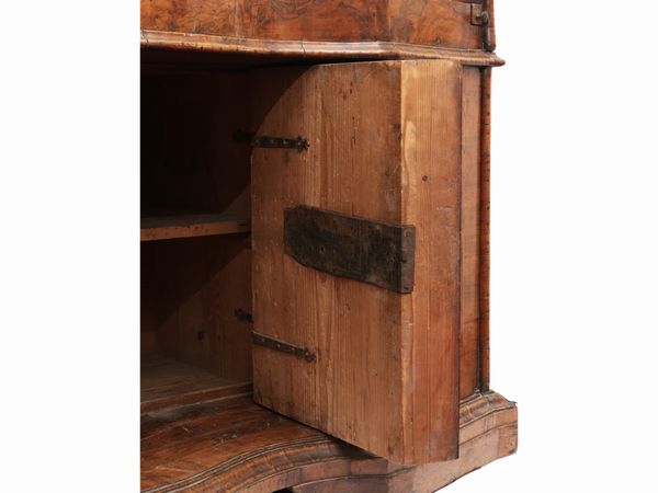 Scrittoio a ribalta impiallacciato in radica e piuma di noce  - Asta L'arte di arredare - Associazione Nazionale - Case d'Asta italiane