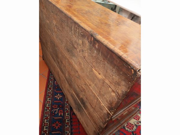 Scrittoio a ribalta impiallacciato in radica e piuma di noce  - Asta L'arte di arredare - Associazione Nazionale - Case d'Asta italiane