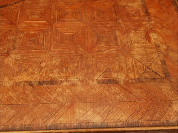 Tavolino da gioco impiallacciato in legno di rosa  - Asta L'arte di arredare - Associazione Nazionale - Case d'Asta italiane