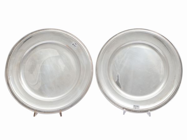 Coppia di vassoi circolari in argento  - Asta L'arte di arredare - Associazione Nazionale - Case d'Asta italiane