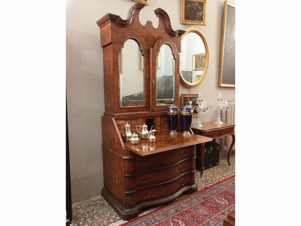 Trumeau impiallacciato in noce e radica di noce  - Asta L'arte di arredare - Associazione Nazionale - Case d'Asta italiane