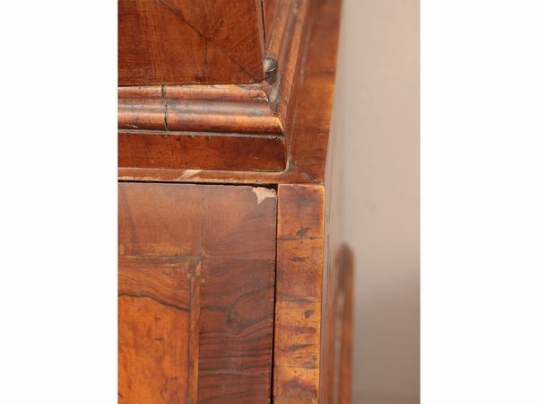 Trumeau impiallacciato in noce e radica di noce  - Asta L'arte di arredare - Associazione Nazionale - Case d'Asta italiane