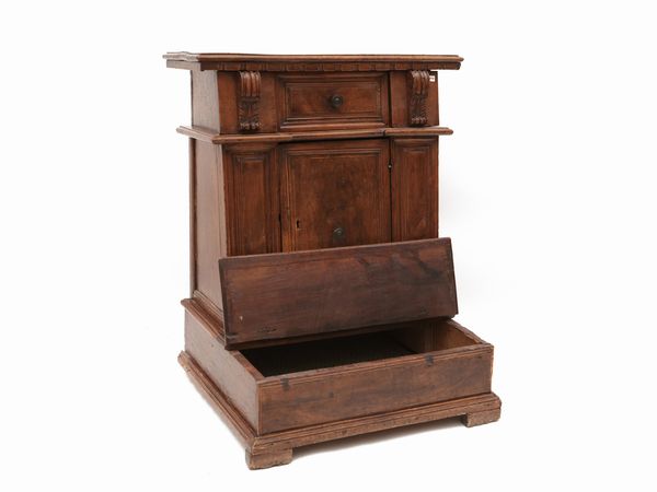 Inginocchiatoio in noce  - Asta L'arte di arredare - Associazione Nazionale - Case d'Asta italiane