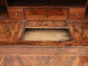 Scrittoio a ribalta impiallacciato in radica e piuma di noce  - Asta L'arte di arredare - Associazione Nazionale - Case d'Asta italiane