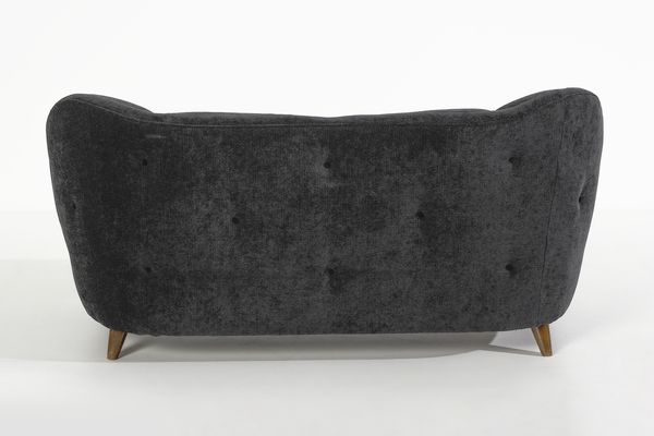 CASA E GIARDINO : attribuito. Divano, Milano  - Asta Asta 443 | DESIGN E ARTI DECORATIVE DEL NOVECENTO Online - Associazione Nazionale - Case d'Asta italiane