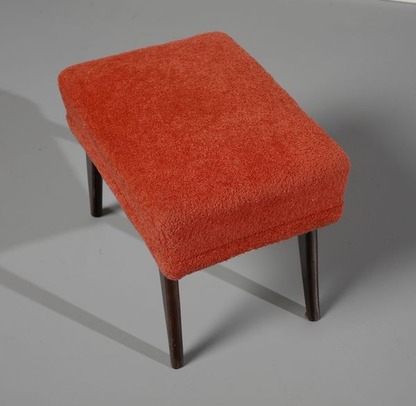 MANIFATTURA ITALIANA : Divano, una coppia di poltrone e un poggiapiedi  - Asta Asta 443 | DESIGN E ARTI DECORATIVE DEL NOVECENTO Online - Associazione Nazionale - Case d'Asta italiane