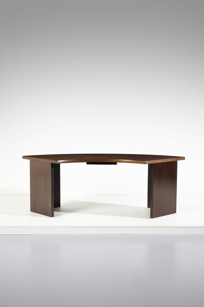 OSVALDO BORSANI (1911-1985) & EUGENIO GERLI (1923-2013) : Scrivania curva della serie Graphis per Tecno, Varedo  - Asta Asta 443 | DESIGN E ARTI DECORATIVE DEL NOVECENTO Online - Associazione Nazionale - Case d'Asta italiane