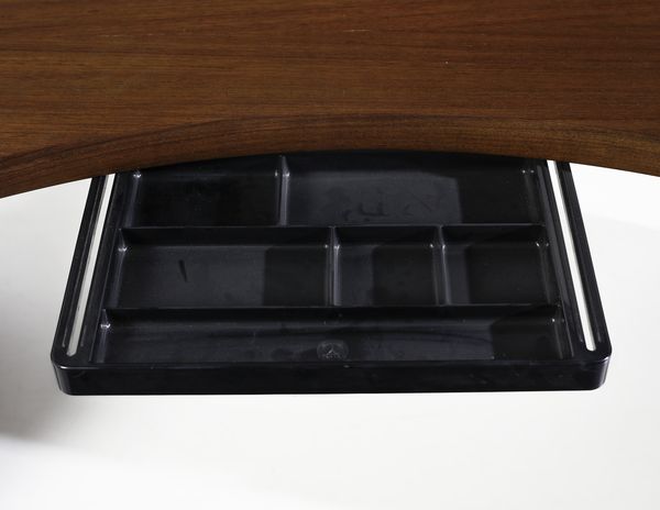 OSVALDO BORSANI (1911-1985) & EUGENIO GERLI (1923-2013) : Scrivania curva della serie Graphis per Tecno, Varedo  - Asta Asta 443 | DESIGN E ARTI DECORATIVE DEL NOVECENTO Online - Associazione Nazionale - Case d'Asta italiane
