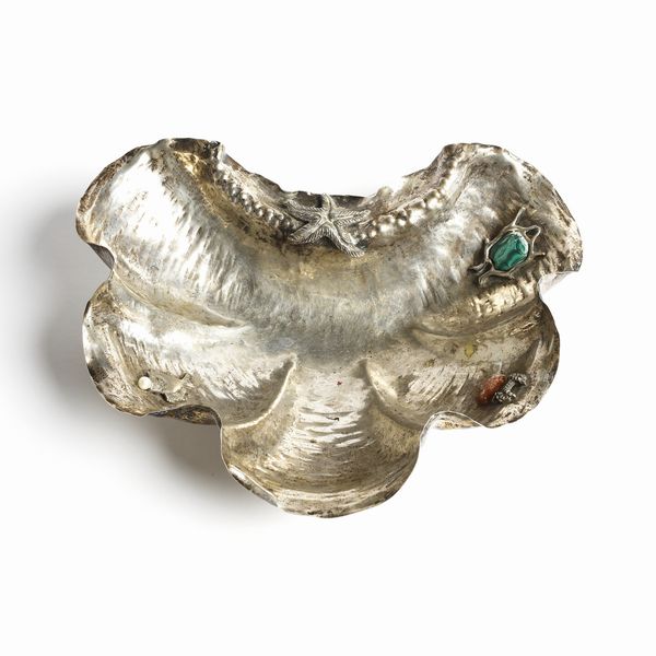 FINZI ARRIGO (1890 - 1973) : attribuito. Svuotatasche con applicazioni di gusto marinaro e cabochon a sbalzi, Milano  - Asta Asta 443 | DESIGN E ARTI DECORATIVE DEL NOVECENTO Online - Associazione Nazionale - Case d'Asta italiane