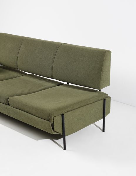 NAKAI TAICHIRO (n. 1954) : Divano con tavolino da appoggio, prodotto da Rossi D'Albizzate per La Selettiva del mobile Cant  - Asta Asta 443 | DESIGN E ARTI DECORATIVE DEL NOVECENTO Online - Associazione Nazionale - Case d'Asta italiane