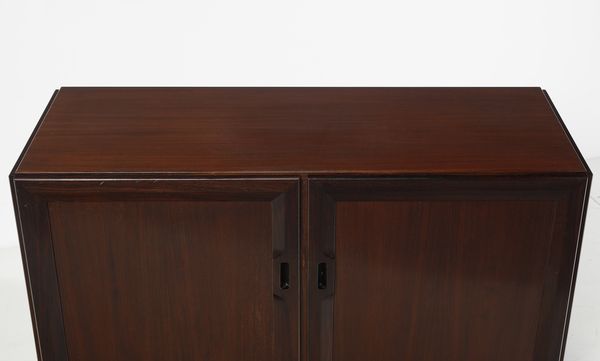 ALBINI FRANCO (1905 - 1977) : Mobile contenitore a due ante mod. MB15 per Poggi, Pavia  - Asta Asta 443 | DESIGN E ARTI DECORATIVE DEL NOVECENTO Online - Associazione Nazionale - Case d'Asta italiane