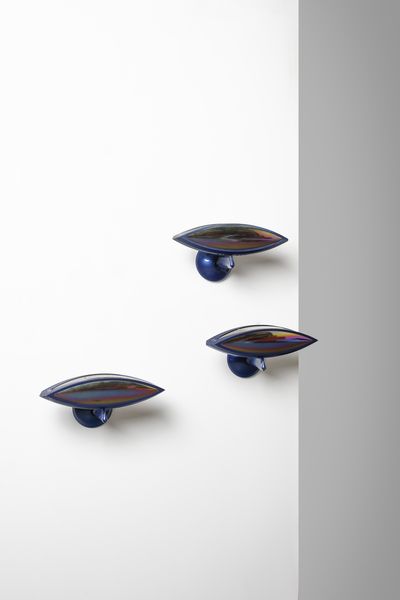 LOMBARDO FABIO : Tre lampade da parete mod. AeTo/p per Flos, Milano  - Asta Asta 443 | DESIGN E ARTI DECORATIVE DEL NOVECENTO Online - Associazione Nazionale - Case d'Asta italiane