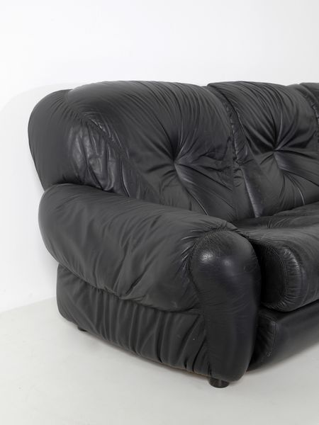 MANIFATTURA ITALIANA : Grande divano angolare a sette posti  - Asta Asta 443 | DESIGN E ARTI DECORATIVE DEL NOVECENTO Online - Associazione Nazionale - Case d'Asta italiane