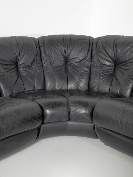 MANIFATTURA ITALIANA : Grande divano angolare a sette posti  - Asta Asta 443 | DESIGN E ARTI DECORATIVE DEL NOVECENTO Online - Associazione Nazionale - Case d'Asta italiane